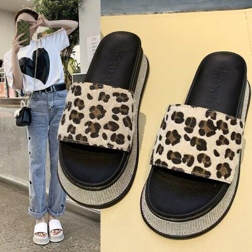 Slippers women 2021 new summer Korean fashion thick-soled rhinestone word with sandals non-slip all-match beach shoes