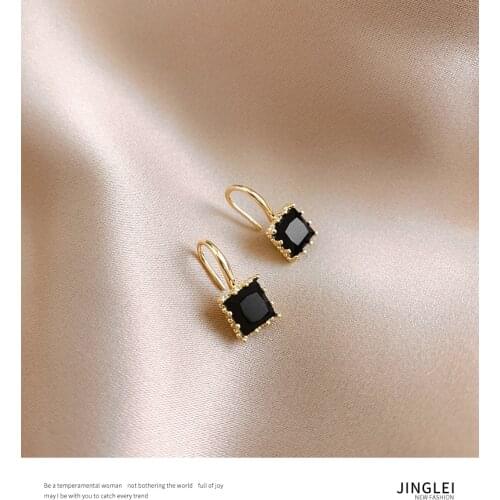 27/5000 Black White Square Box Set to Get Irregular Polyhedral Earring Female Korea Temperament is Compact and Delicate