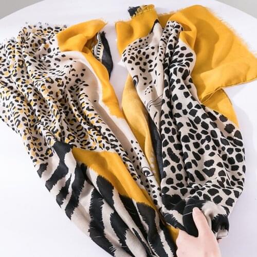 2021 New Fashion Women Cotton Scarf Lovely Leopard Pattern Beach Hijab Shawls and Wraps Female Foulard Echarpe Designer 180*90Cm