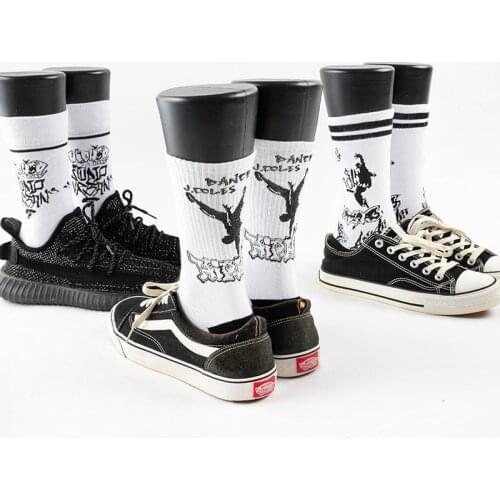 Women Black White Street Fashion Sport Letters Skateboard Mid-tube Cotton Socks Female Personality Creative Graffiti All Seasons