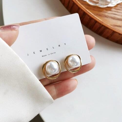 French Retro Fashion Design Irreguar Round Pearls Clip Earrings Simple Temperament Imitation Pearls Clip Earrings No Piercing