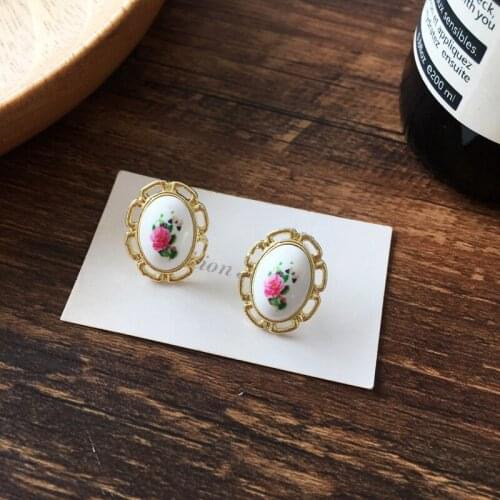 Geometric Oval Pearl Stud Earrings for Women Girl Vintage Palace Style Frame Oil Painting Queen Portrait Stud Earrings New