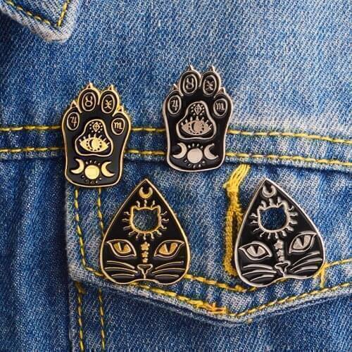Gothic Witchcat Cat Paw Brooch Black Magic Witch Paw Enamel Pin Footprints Moon Star Coat Lapel Pins Badges Gifts for Kids Brosa
