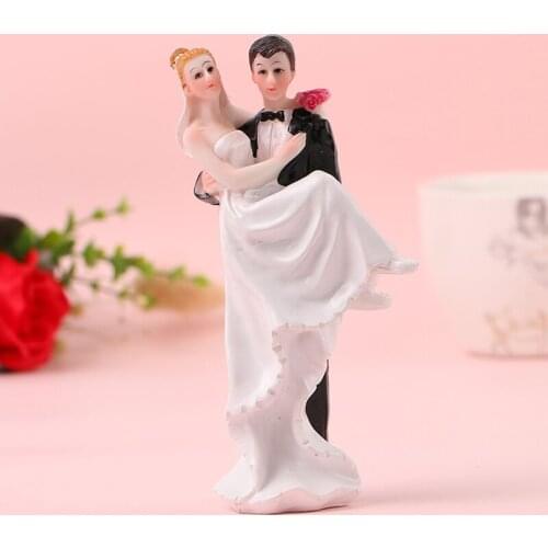 Groom embraces the bride Cake Doll Resin Decoration Valentines Day Gift Cake Top Decoration wedding gift toy