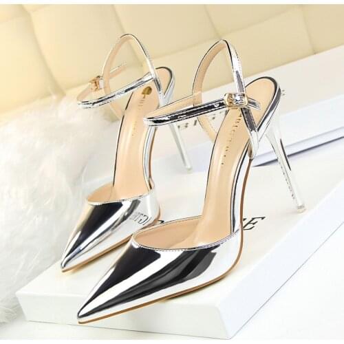 Oumeifeng simple fine and high and shallow tip paint skin sexy nightclub word with female sandals