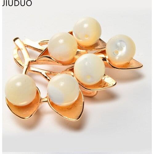 Pearl brooch women European and American fashion jewelry manufacturers retro diamond crystal pearl pendant women chestnut pin
