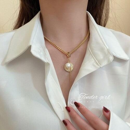 2021 Wholesale Irregular Natural Pearl Pendant Necklaces for Women Chunky Chain Circles Baroque Pearl Necklaces Elegant