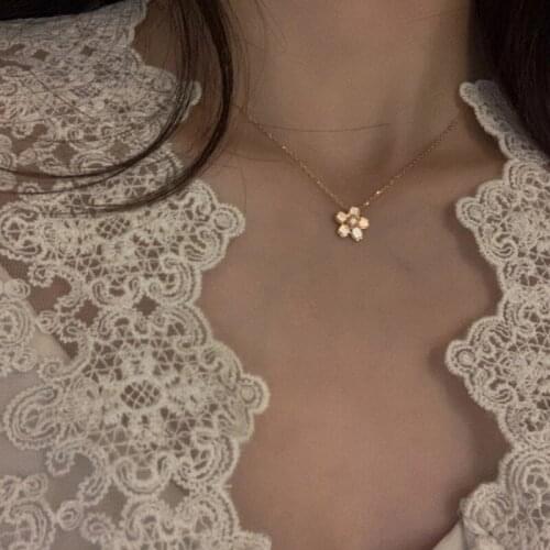 White Mother-of-pearl Cherry Blossom Necklace for Women Girls Simple Light Luxury Niche Ins Flower Pendant Fresh Clavicle Chain