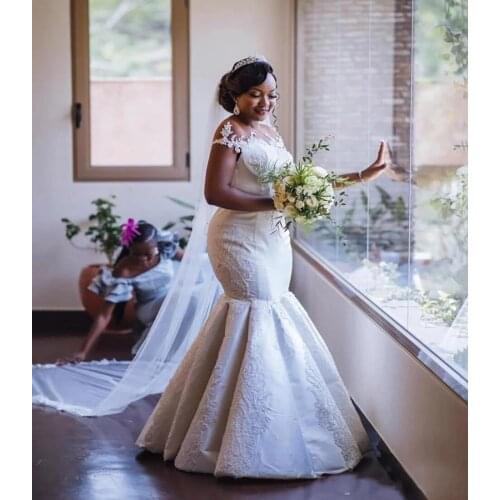 Lace Appliqued Mermaid Wedding Dresses Luxury Sheer Neck African Black Girl Court Train Plus Size Bridal Gown 2022