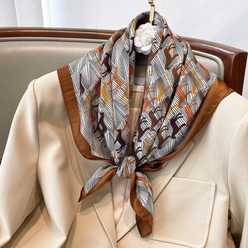 2021 Female Popular Dustproof Kerchief Autumn Print Square Towel Luxury Carriage Silk Scarves Fashion 70X70CM Sunscreen Shawls