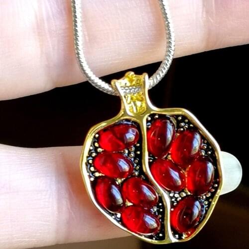 2021 Vintage Pomegranate Fruit Pendant Necklace for Women Jewelry Accessories Bohemian Statement Resin Choker Necklace