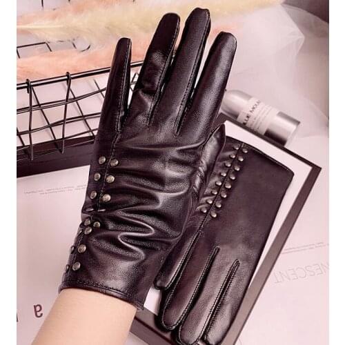 Women‘s autumn winter thicken warm fleece lining glove female natural sheepskin leather touchscreen rivet driving glove R2662