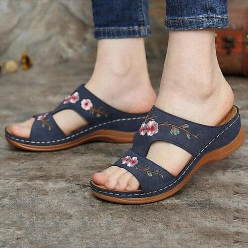 2021 Summer Women Embroidered Floral Slippers Women Flat Sandals Wedge Heel Ladies Slides Comfortable Home Beach Slip On Shoes