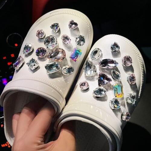 2021 Luxury Croc Charms DIY Shoes Decorations Vintage Clogs Shoe Buckle Bundle Fashion Rhinestone Girls Clogs Decorations