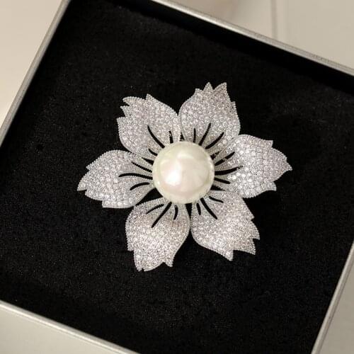 Luxury White Zircon Rhinestone Flower with Pearl Wedding Female Brooches for Bridal Bouquet Sash Pin Engagement Crystal Jewelry