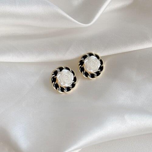 Vintage White Acrylic Flower Stud Earrings for Women Korean Retro Black Metal Earrings Wedding Fashion Jewelry Wholesale Gift