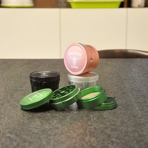 HORNET 4 Layers Spice Grass Crusher Portable Hand Grinder Herb Grinder with Diamond Teeth Tobacco Grinder Smoking Accessories