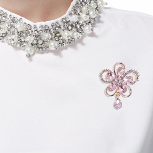 Luxury Designs Fashion Flower Shape Faux Crystal Drop Rhinestone Inlaid Brooch Pin Badge For Women Wedding Jewelry Accessories