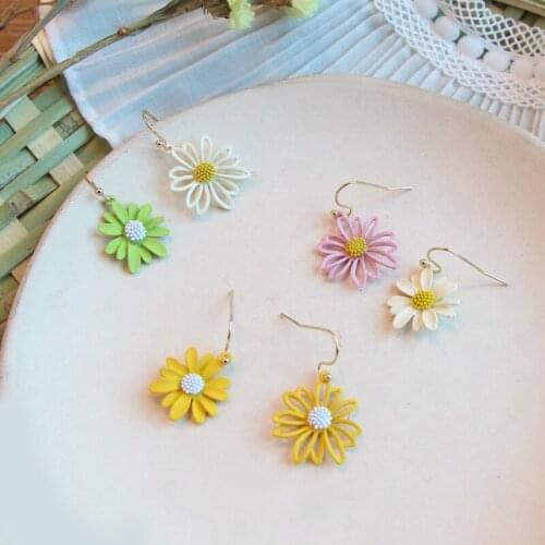 Daisy Flower Drop Earrings Yellow White Green Eardrop Pink Embossed Resin Summer Fashion Dangler Elegant Women Valentine Gifts