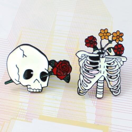 White Skull Rose Brooch Roses Through The Eyes Rib Skeleton With Floret Death Love Romantic Trend Backpack Gifts Brooches