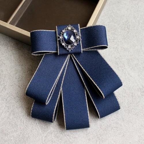 Korean Ribbon Pearl Bow Tie Brooches for Women Crystal Rhinestone Necktie Pins Mens Suit Shirt Collor Clothing Accessories
