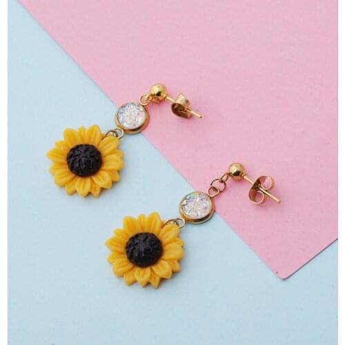 2021 Wholesale New Fashion Korean Style Earrings Stainless Steel Resin Earrings Gypsophila Sun Flower Simple Sunflower Earrings