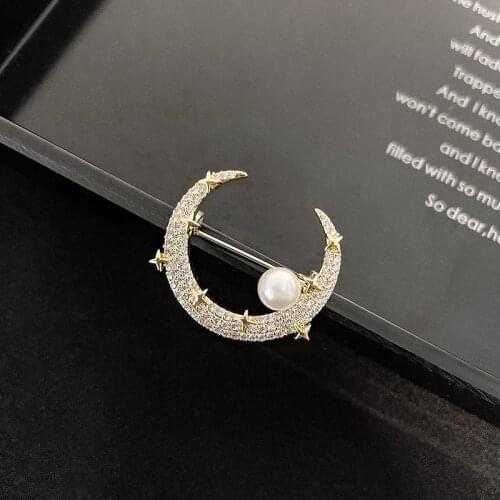 Fashion High-Grade Design Moon Shape Pearl Brooch Lovely Personality INS Tide Temperament Brooch Wedding Women Jewelry Gifts