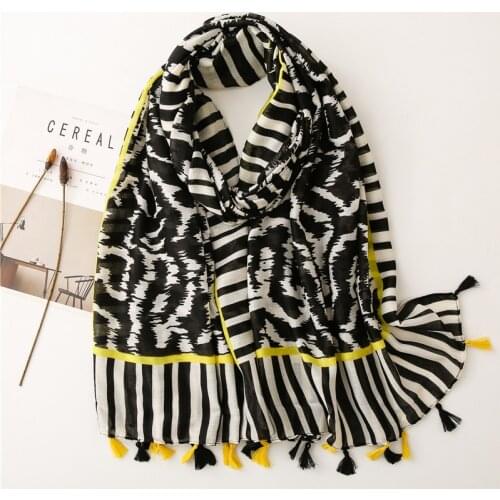 2021 new women fashion Foulard designer scarf Soft cotton and linen feel foulard luxe scarf shawl dual-use thin four seasons