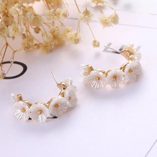 Hot Sell Fashion Round Flower Statement Wings Earrings Jewelry Gift Earrings Korean Cute Petal Hoop Pearl Earrings
