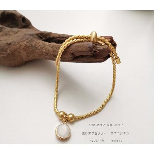 The New Simple Temperament Natural Shell Bracelet French Retro Gold Plating Girl Fairy Bracelet Geometric Pendant Bracelet