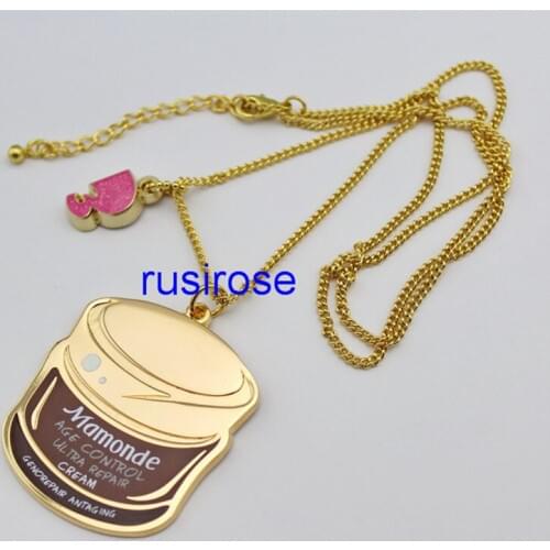 Manufacturers a large number of custom cosmetics pendants, cosmetics activities to commemorate the badge brooch, with long chain