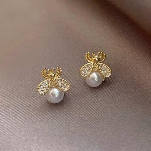 Pearl earring female metal material design sense personality small bee pearl ear stud new tide earpiece