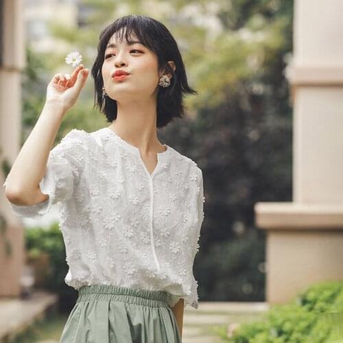 INMAN Summer White Shirt Elegant Sweet Lady Girl Tops Literary Notced Collar Pure Cotton Flower Emboidered Pedal Sleeve Blouse