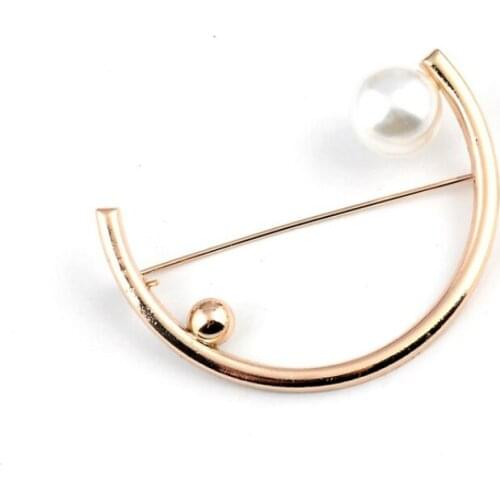 Fashion Fixed Collar Gold Alloy Pearl Brooch Curved Lapel Pin Scarf Buckle Cardigan Shawl Jewelry for Women Clothes Accessories