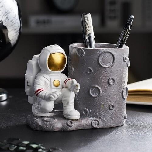 Resin Astronaut Model Figurines Home Decoration Accessories For Living Room Creative Pen Pendulum Stand Office Desk Decoration