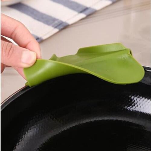 Silicone Soup Funnel Kitchen Gadget Tools Water Deflector Tool Creative Anti-spill Silicone Slip On Pour Soup Spout Funnel TSLM1