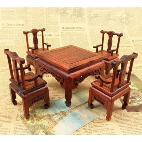 Un conjunto de hermosos muebles China annatto silla y colección de decoración de mesa