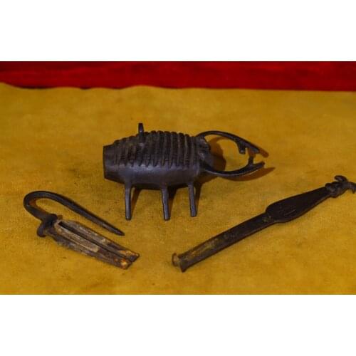 5"Tibet Temple Collection Old Bronze Scorpion statue Old brass lock Scorpio Classical lock Town House Exorcism