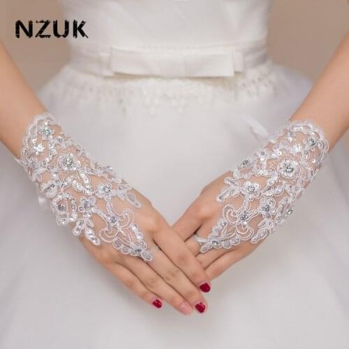 Cheap Bridal Gloves Short Wedding Gloves Wrist Length Fingerless Lace Appliques Sequins Wedding Accessories