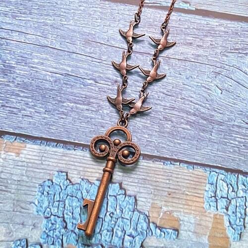 Vintage Bronze Swallow Bird Link Necklace New Fashion Creative Gift Key Pendant for Women Girls Wild Clavicle Jewelry