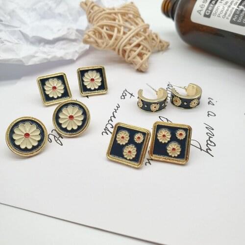 2021 New Classical Vintage Earrings Small Daisy Flowers Personality Wild Geometric Earrings For Women Girls Party Jewelry Gifts