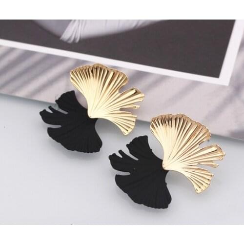 Asymmetric Leaf Stud Earrings Female Personality Alloy Ginkgo Leaf Earrings Advanced Versatile Temperament Earrings Fashion 2020