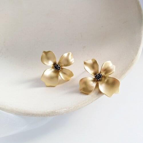 S925 needle Beautiful Temperament Earring Fashion Jewelry Personality Matte Goldend Flower Stud Earrings Female Jewelry Gifts