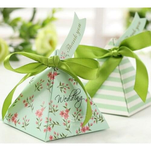 50pcs Triangular romantic beautiful flower green candy box wedding favors gift paper sugar chocolate box with ribbon bow cards