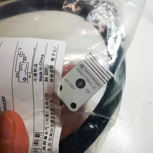 Telemecanique Square inductive proximity switch XS8S173NAL2C XS8S173PAL2C NPN PNP normally open 24V NO