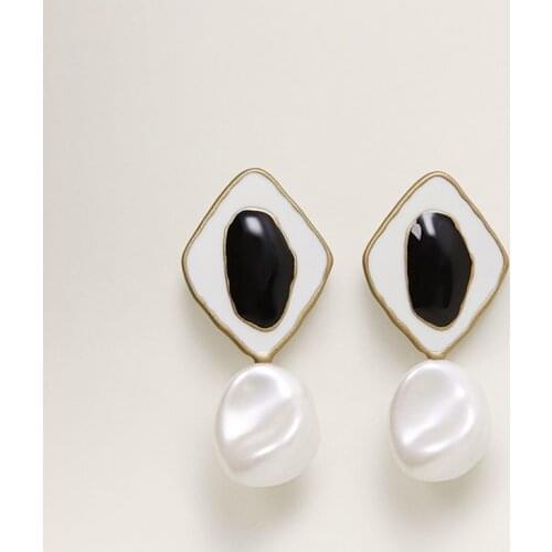 New Design Charm Black White Geometric Resin Drop Earring Female Irregular Natural Freshwater Pearl Dangle Earring Jewelry Gift
