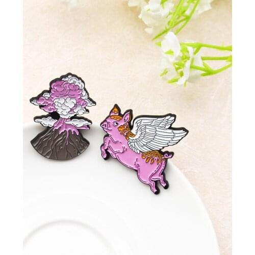 Creative Personality Volcanic Eruption Metal Enamel Brooch Exaggerated Fashion Piggy Flying Funny Exquisite Badge Jewelry Gift
