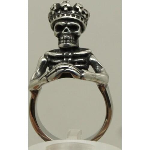 Making a bow with folded hands on front king skull 316L stainless steel ring