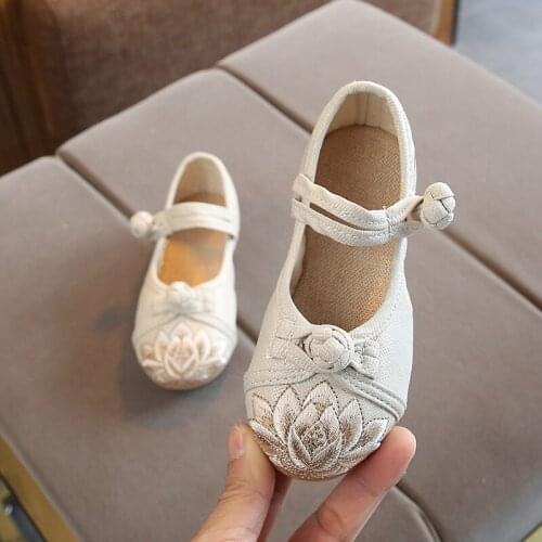 Chinese Traditional Cloth Shoes for Girls Fashion Princess Embroidery Flower Shoes Soft Ethnic Children Old Peking Cloth Flats