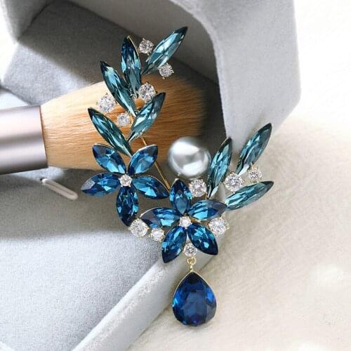 2021 New Womens Brooch Luxury Blue Crystal Corsage Joker Pearl Pin Clothing Accessories Birthday Gift
